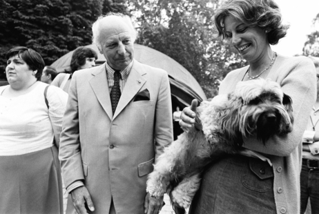 Walter und Mildred Scheel mit einem Hund auf dem Arm